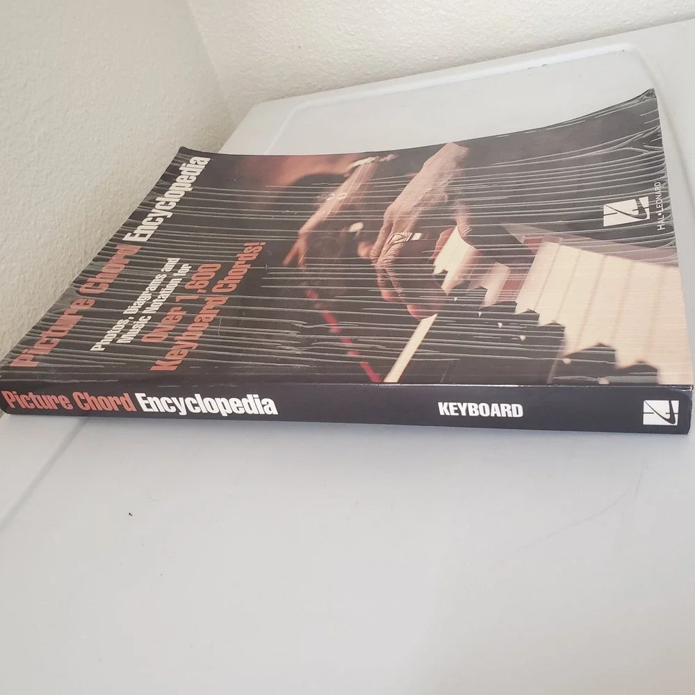 Hal Leonard Picture Chord Encyclopedia Over 1,600 Keyboard Chords Book